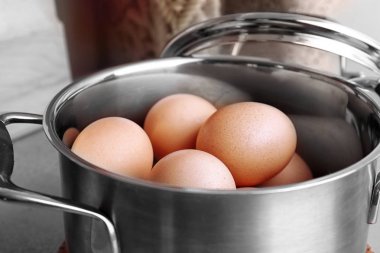 Tencerede çiğ yumurta 