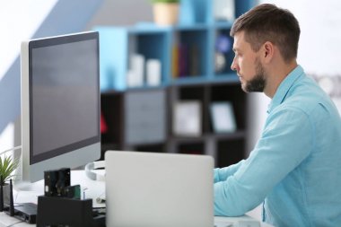 Yakışıklı genç programcı çalışma