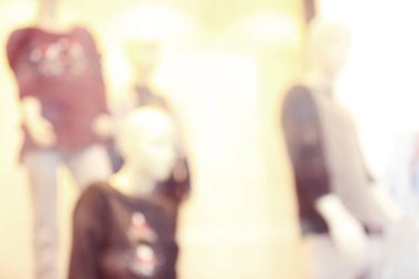 Arka plan bulanık moda mağaza vitrin mankenleri ile