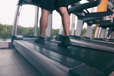 Koşu bandında koşan adam