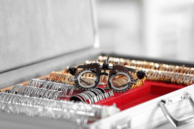 Çerçeve ve birçok farklı deneme lensler ile kutusu