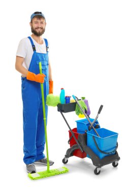 temizlik malzemeleri ile genç adam