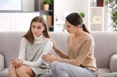 genç kız ile çalışan psikolog