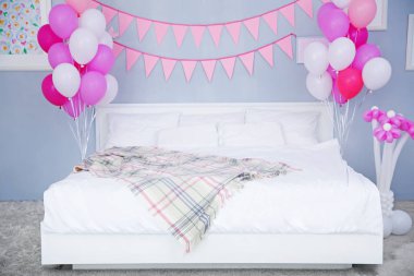 doğum günü kutlaması için dekore edilmiş Oda