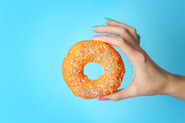 Kadın holding leziz poğaça