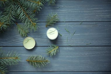 Ahşap zemin üzerine krema ve çam dalları