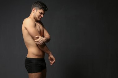 dirsek ağrısı muzdarip adam 