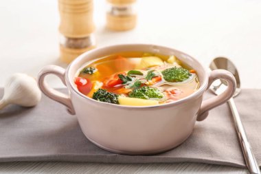 Tencere sebze çorbası ile