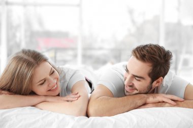 Genç tatlı çift yatakta