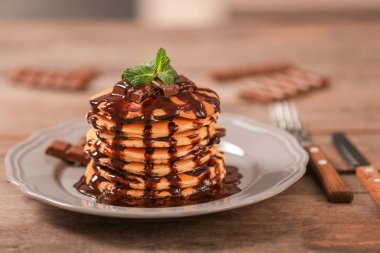 Çikolata şurubu ile lezzetli gözleme