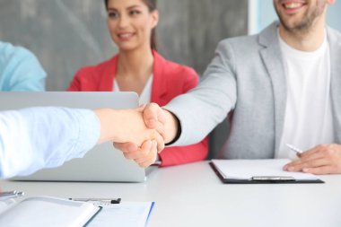 İş görüşme kavramı. İK Yöneticisi kadın sallayarak el ofiste