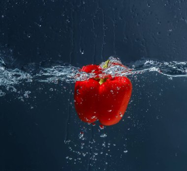 suya düşen kırmızı dolmalık biber