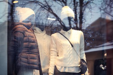 Moda mağaza vitrin mankenleri ile