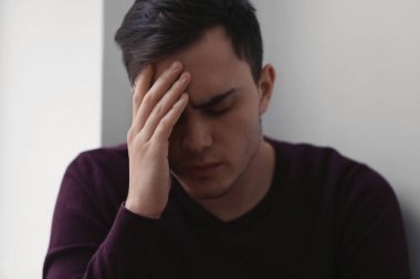 Yakışıklı depresif adam 