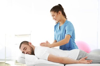 Hastayla çalışan fizyoterapist. 