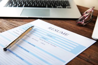 Ahşap masa üzerinde devam