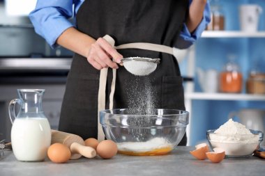 Erkek hazırlanıyor hamur eller