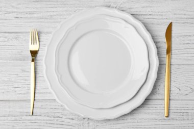 boş tabak, çatal ve bıçak