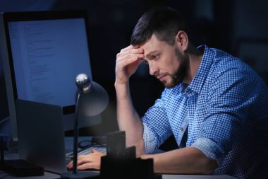 Evde çalışan yakışıklı genç programcı