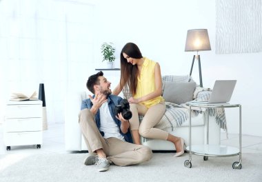 Fotoğrafçı ve dijital fotoğraf makinesinde profesyonel stüdyo tartışırken resimde modeli görüntüleme