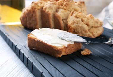 dilim bira ekmek ve tereyağı ile