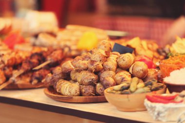 Tepsi kavrulmuş patates ile