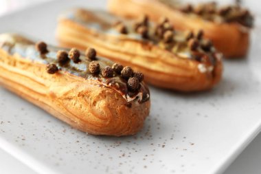 Lezzetli eklerleri beyaz plaka üzerinde