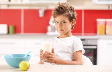 Sevimli çocuk having kahvaltı 