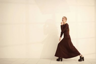 Yaratıcı makyaj ile genç modeli