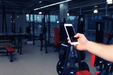 Erkek el spor salonunda modern telefon ile