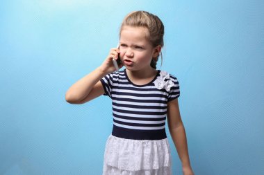 küçük kız cep telefonuyla konuşuyor 