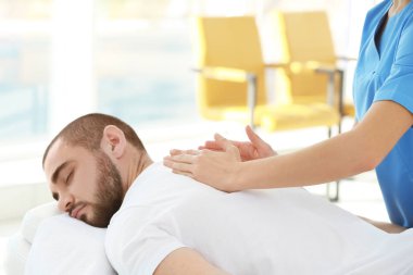 Klinikte hastayla çalışan fizyoterapist