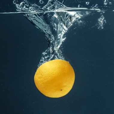 Limonlu suya düşen