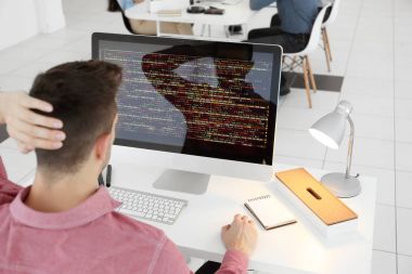Yakışıklı genç programcı 