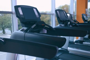 Üst üste spor salonunda koşu bandı