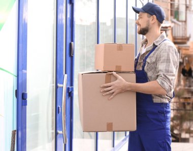 karton kutu tutan adam