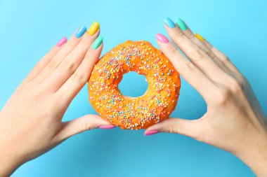 Kadın holding leziz poğaça