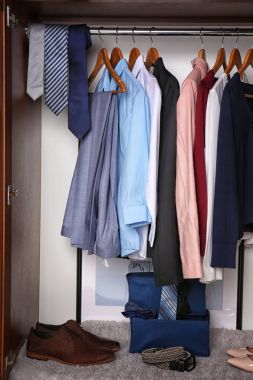 Fazla giysi dolap, portre