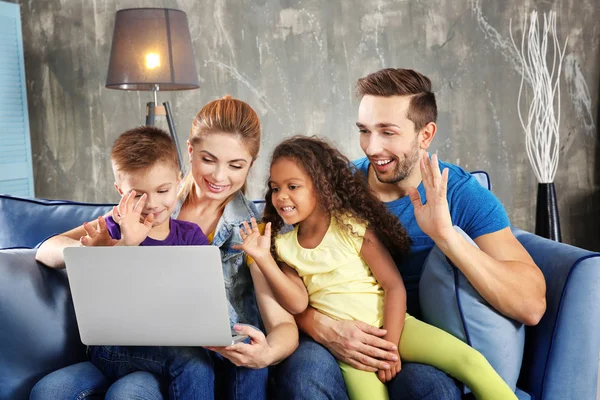 Familie met de laptop op de Bank — Stockfoto