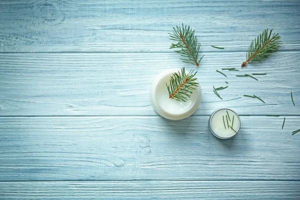 Ahşap zemin üzerine krema ve çam dalları