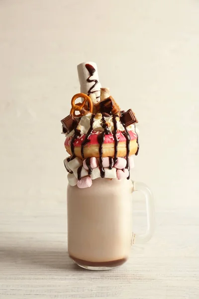 ミルクセーキ、ドーナツやガラスのお菓子 — ストック写真