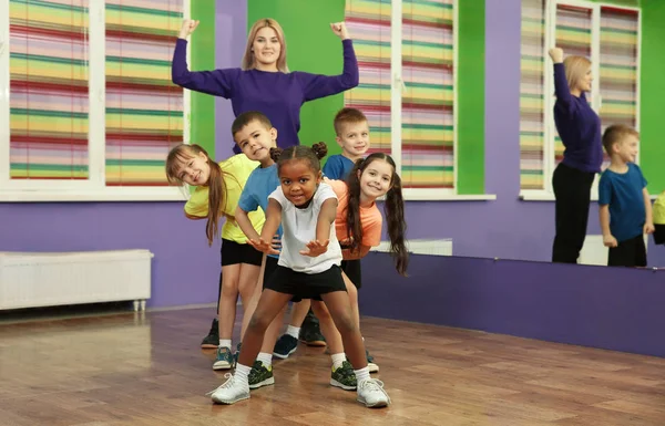 Nauczyciel tańca i dzieci w choreografii Klasa — Zdjęcie stockowe