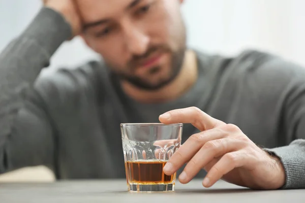 Eenzame depressieve man thuis, het drinken van whisky closeup — Stockfoto