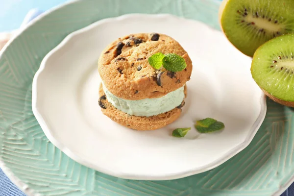 Plate with ice cream cookie sandwich — Stock Photo, Image