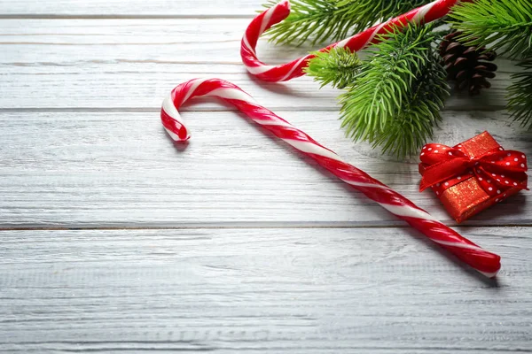 Baston şekerler ve Noel süsleri — Stok fotoğraf
