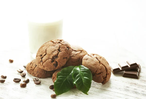 Cookies, glas melk en koffie bonen — Stockfoto