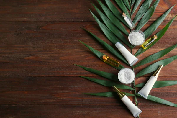 Conjunto de cosméticos naturais e folha — Fotografia de Stock