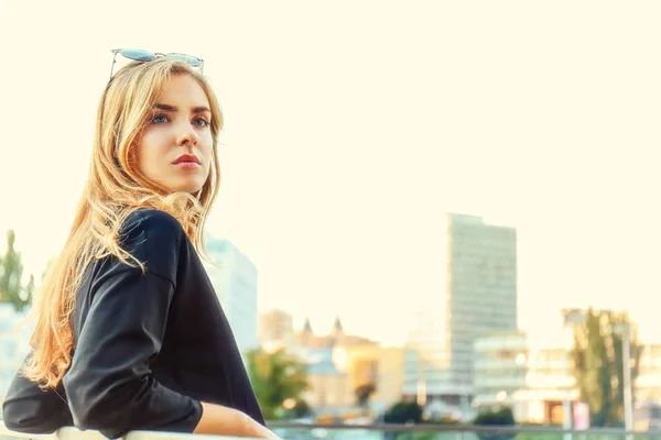 Menina elegante bonita na rua — Fotografia de Stock