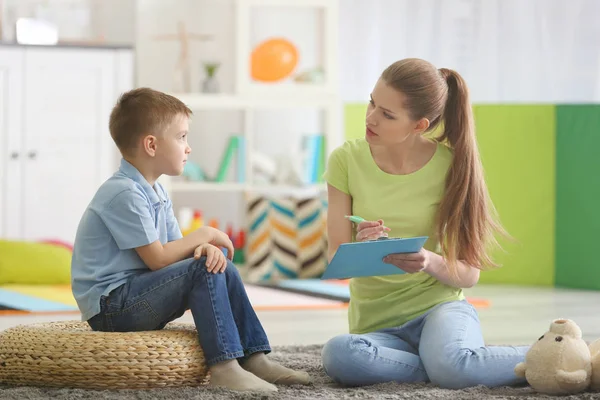 Psicologo che lavora con il ragazzo — Foto Stock