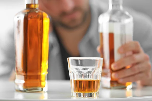Fles en glas whisky — Stockfoto